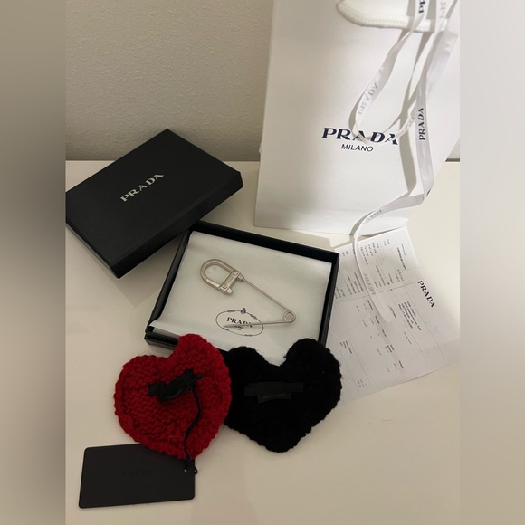 PRADA Spille in tessuto knitted heart
Nero+Rosso ❤️❤️❤️ - Picture 14 of 15